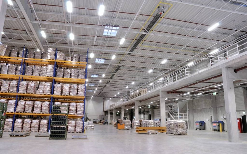 schwankgasradianttubeheaters-distributioncentreapplication Schwank gas radiant tube heaters installed in large distribution centre warehouse ceiling